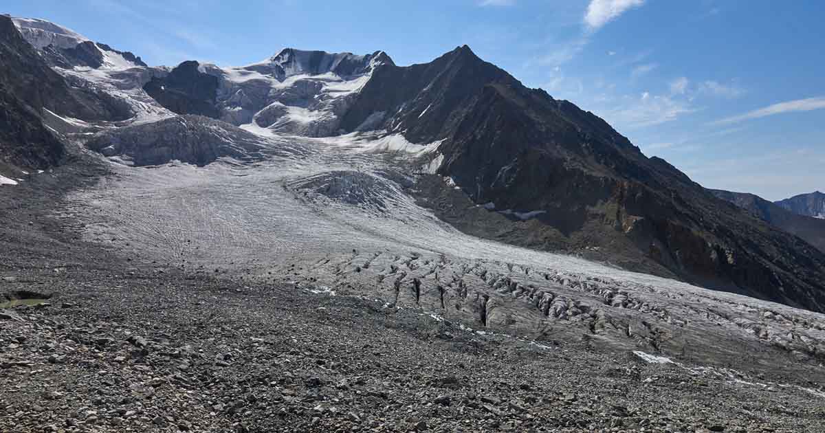 Tent places near the South Sugan glacier.