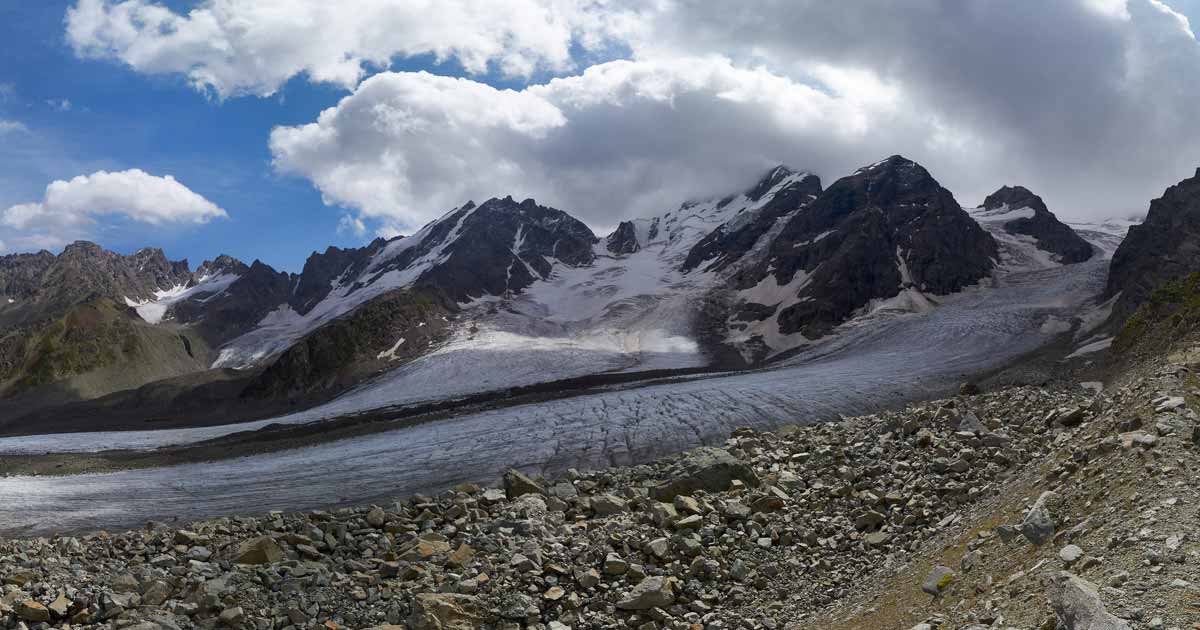 Median moraine on the Bartuy glacier