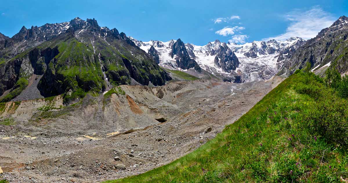 The left lateral moraine of the Songuti glacier